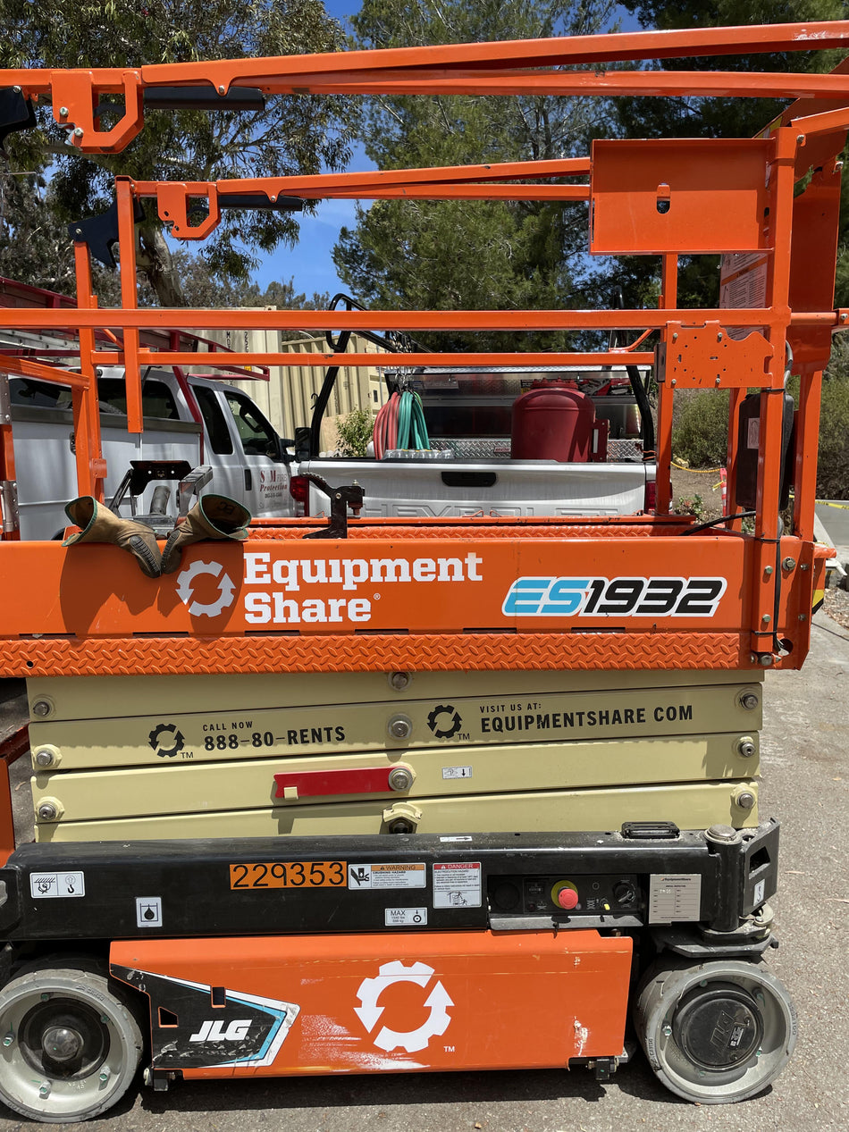 2022 JLG ES1932