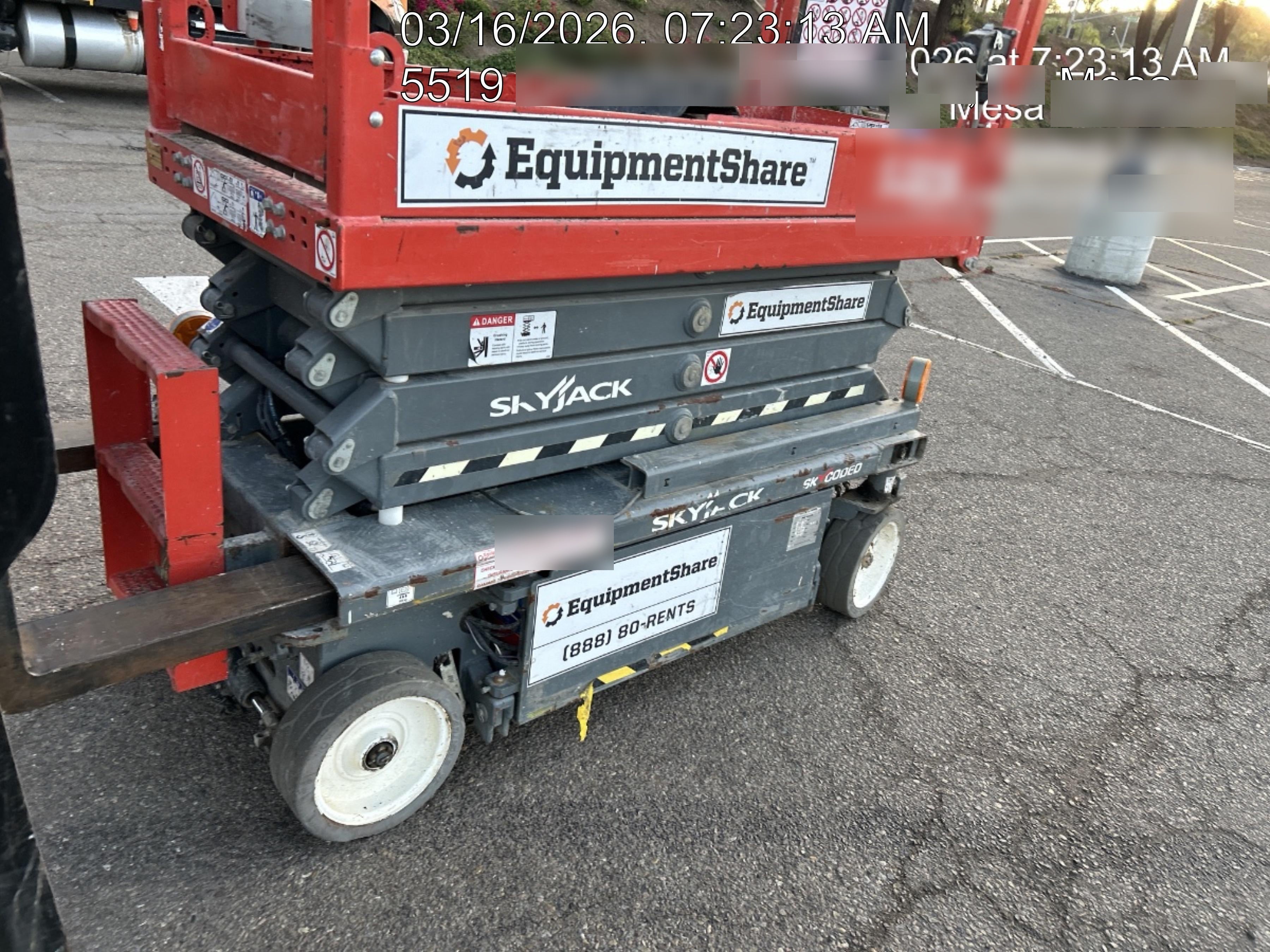 2020 Skyjack SJIII-3219 Solid NM Tires, Half height spring hinged entry gate, Dual Beacons, 800W Inverter