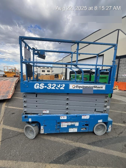 2019 Genie GS-3232 Folding rails with half height swing gate, 800 Amp Inverter