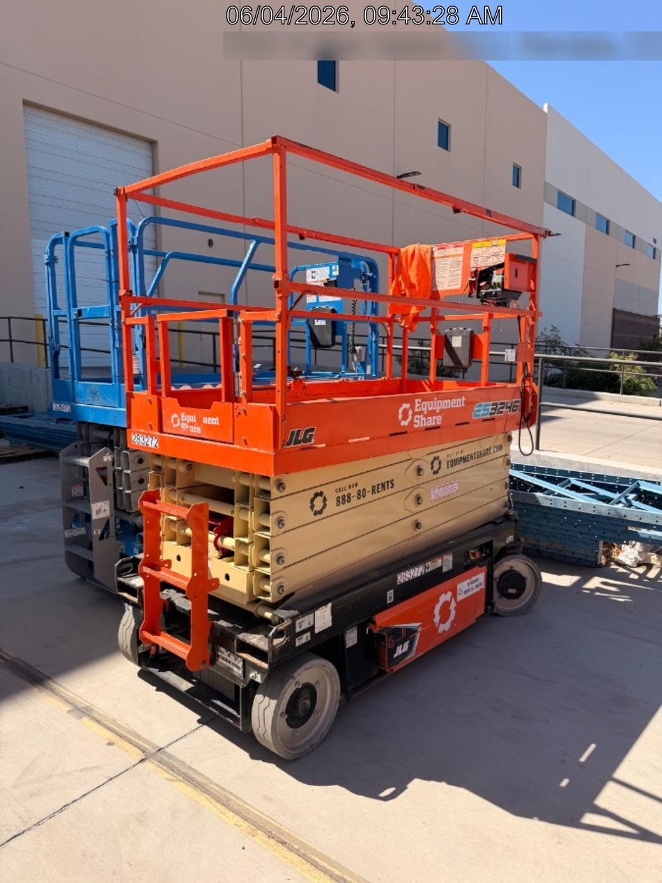 2022 JLG ES3246