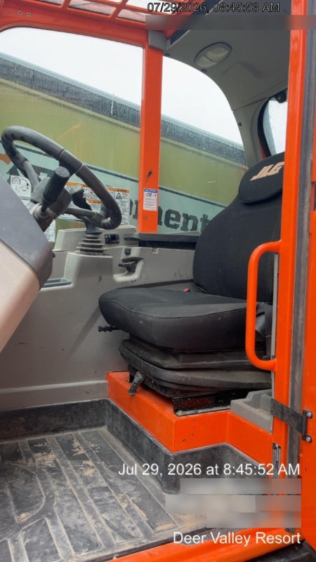 2022 JLG 1075