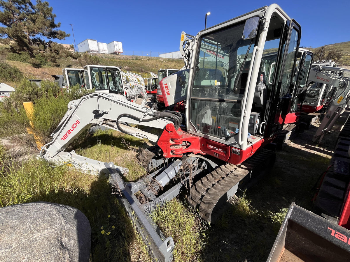 2023 TAKEUCHI TB240-CR
