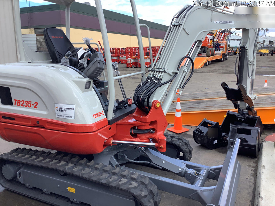 2021 TAKEUCHI TB235-2R