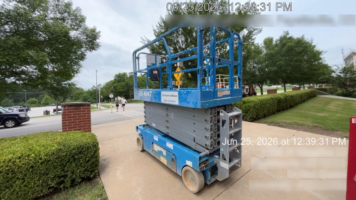2019 Genie GS-4047 Folding rails with half height swing gate