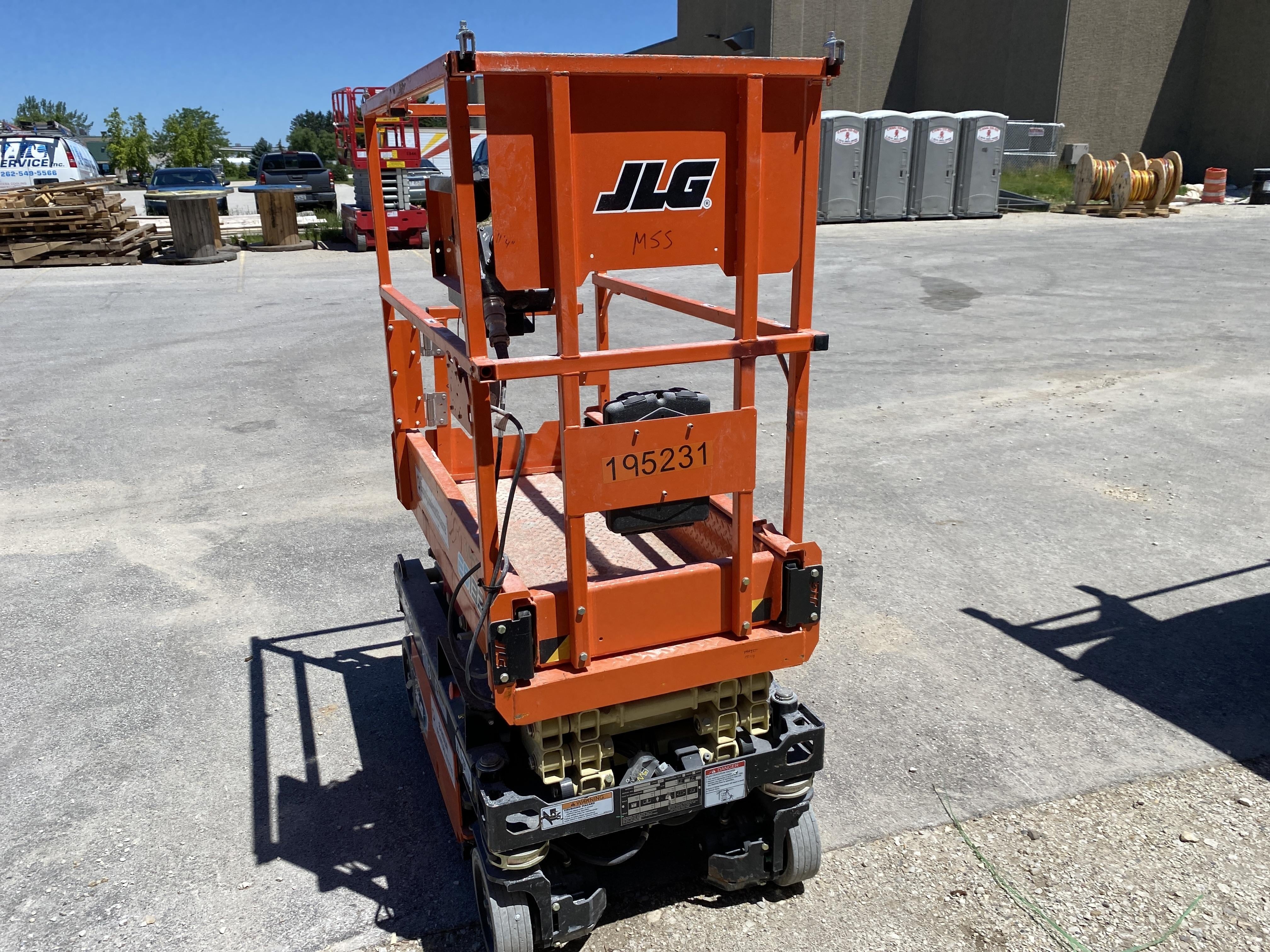 2021 JLG ES1330L