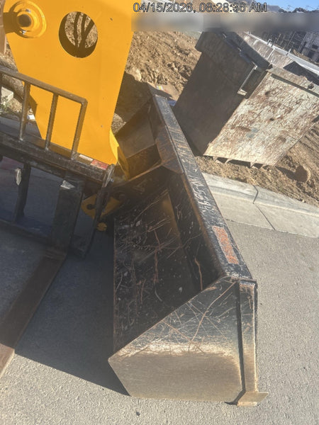 2022 JLG 1001100823