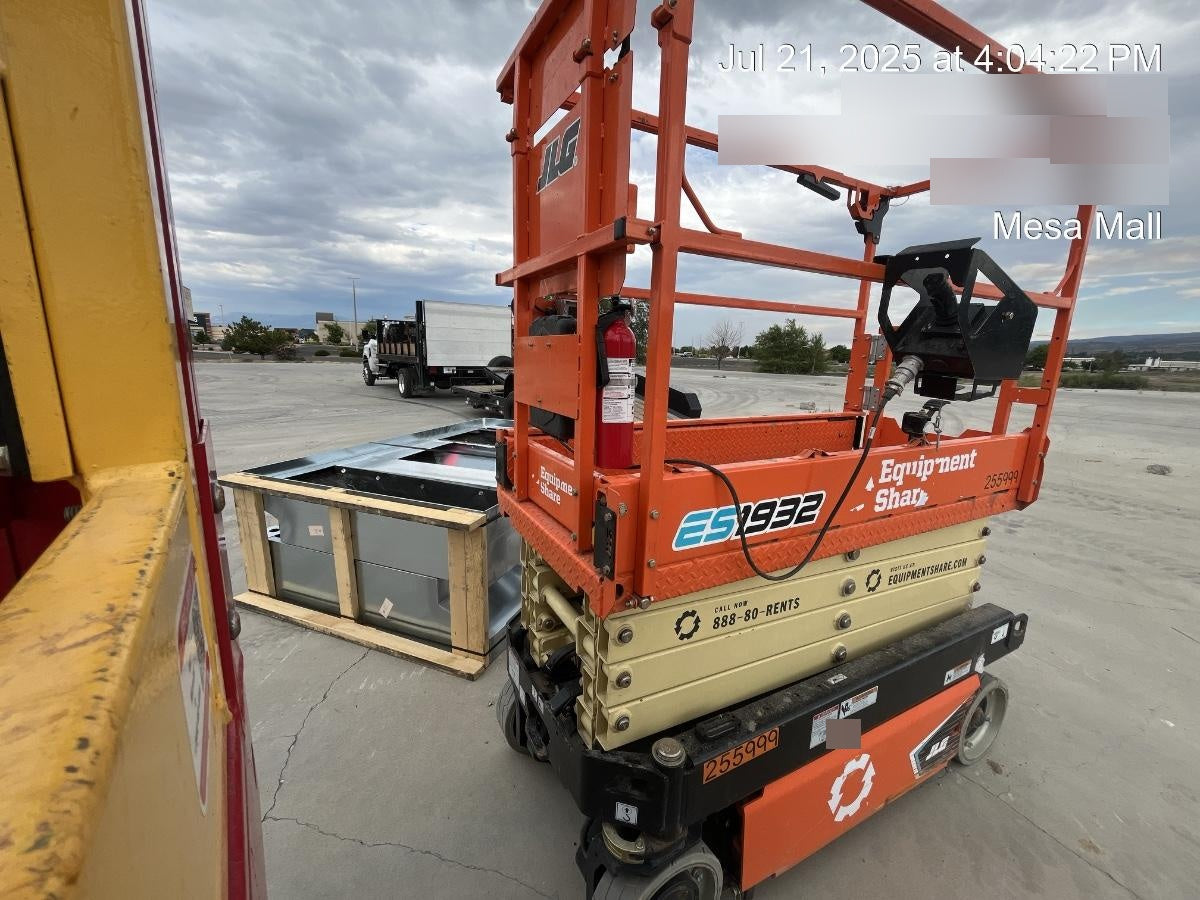 2022 JLG ES1932