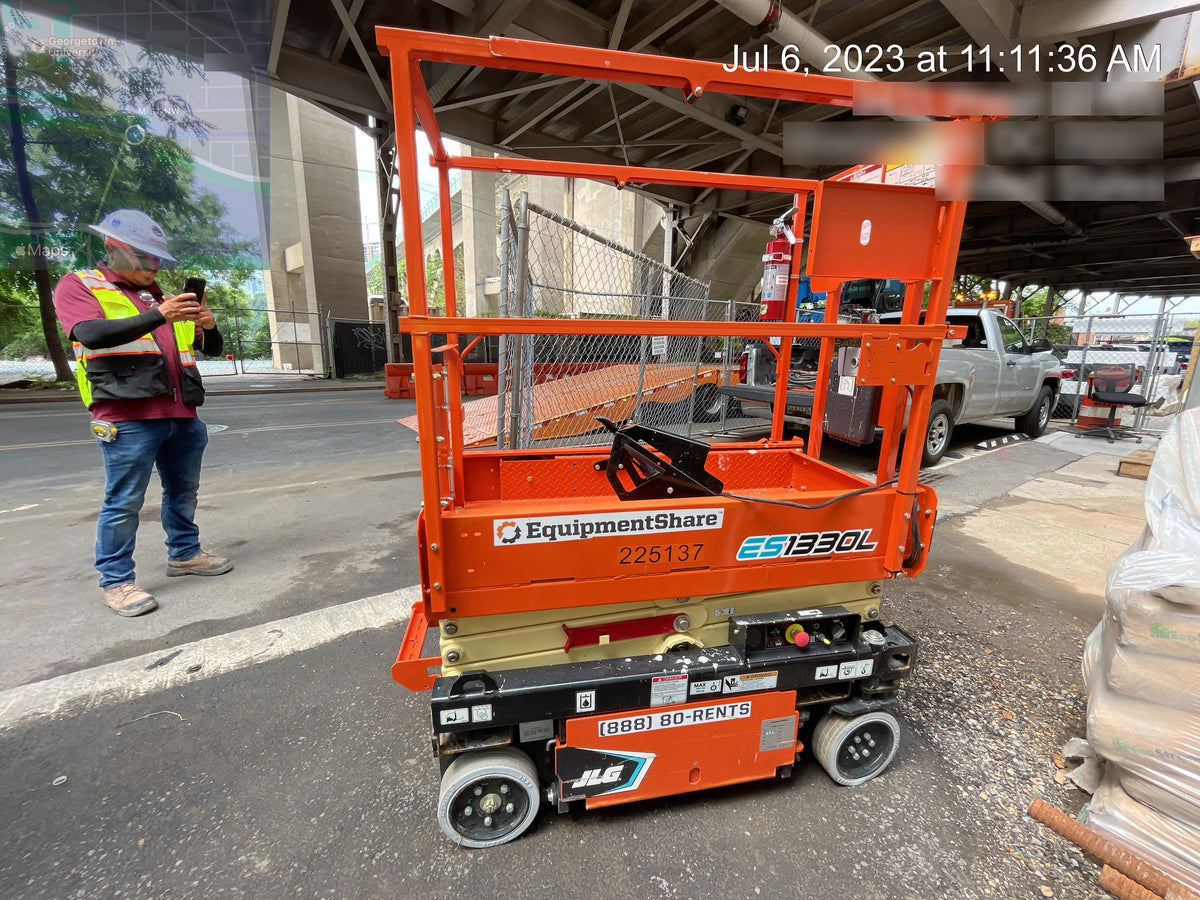 2022 JLG ES1330L
