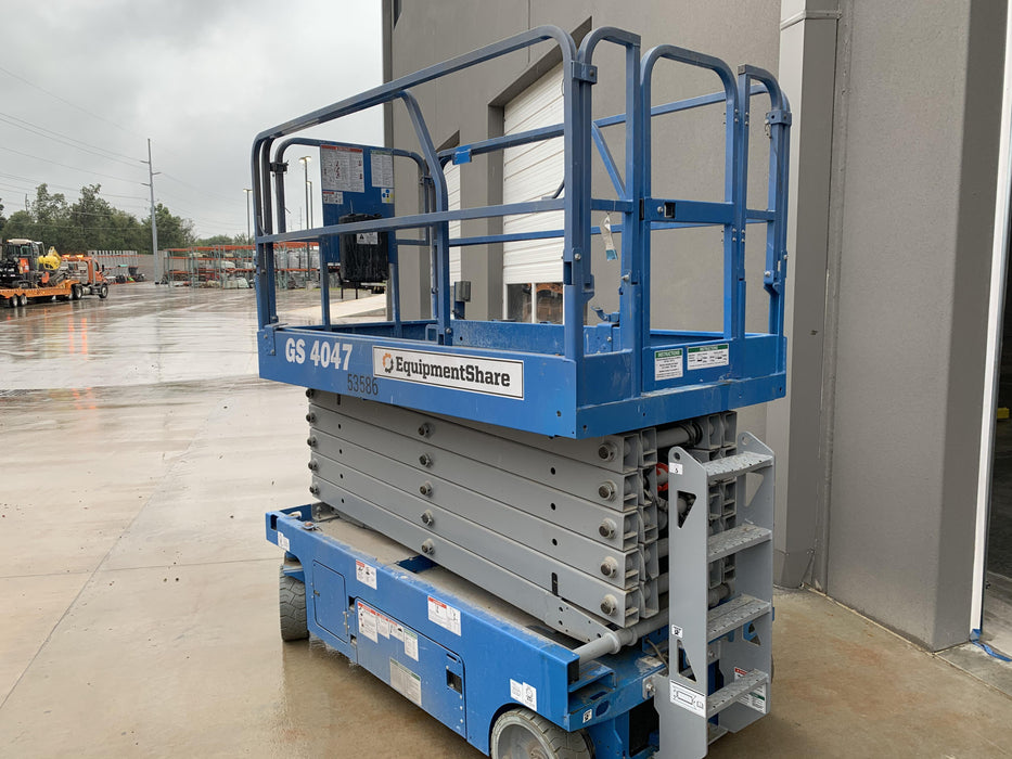 2019 Genie GS-4047 Folding rails with half height swing gate