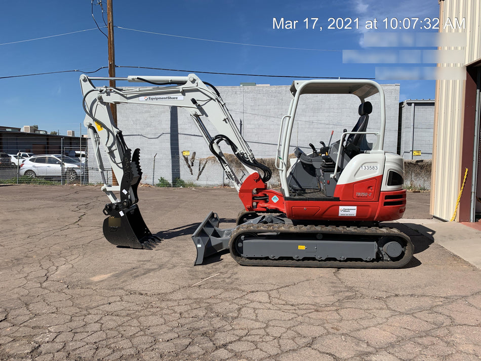 2021 TAKEUCHI TB250-2