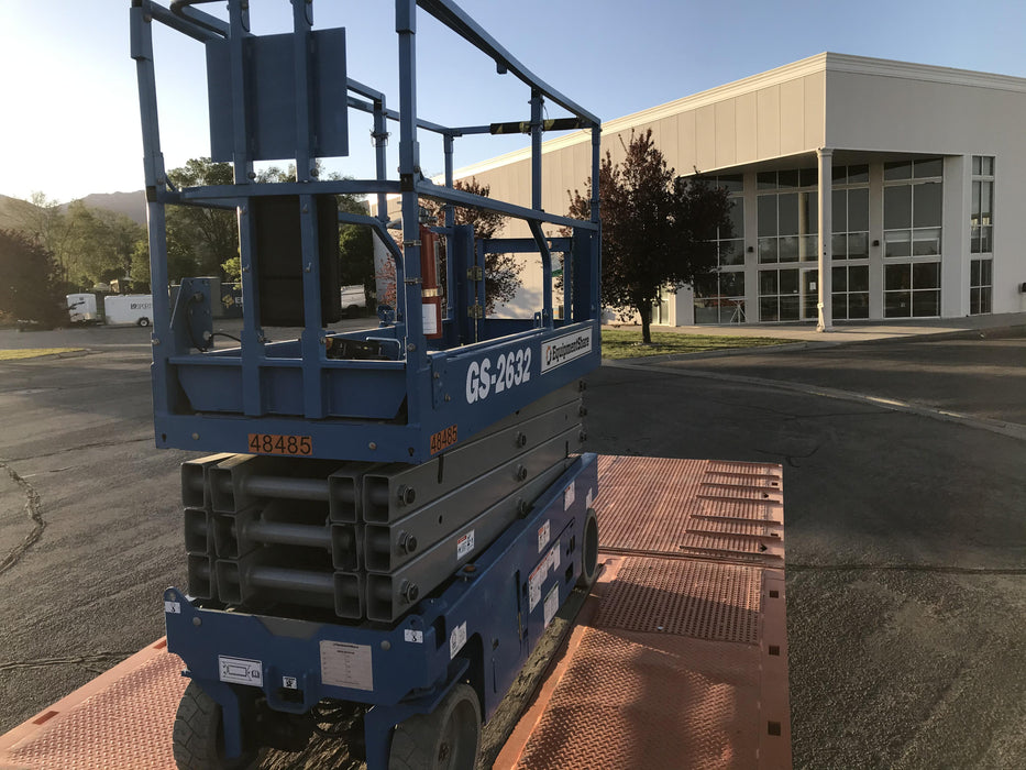 2019 Genie GS-2632 Folding rails with half height swing gate