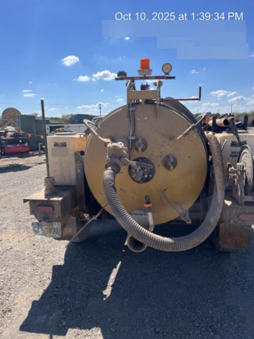 2021 Vac-Tron LP573XDT 500 Gallon Debris Tank w/ Hydraulic Tilt, two (2) 100 Gallon Water Tanks, Low Profile Torsion Axles (12,000 GVWR)