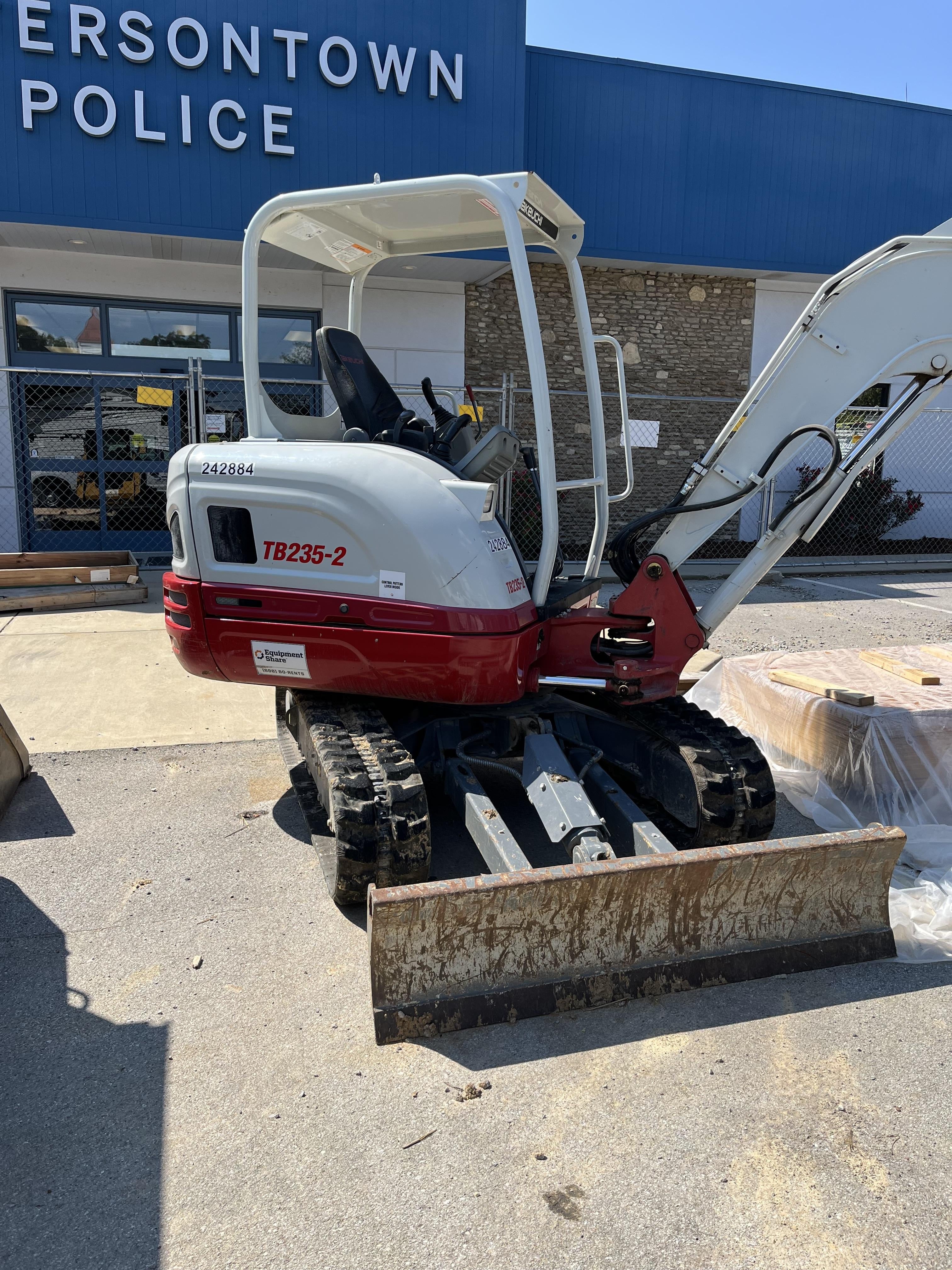 2022 TAKEUCHI TB235-2R