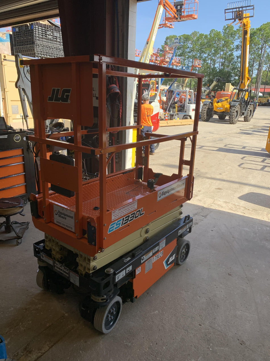 2021 JLG ES1330L