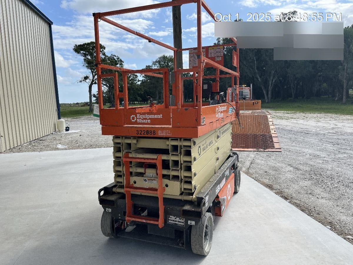 2023 JLG ES3246