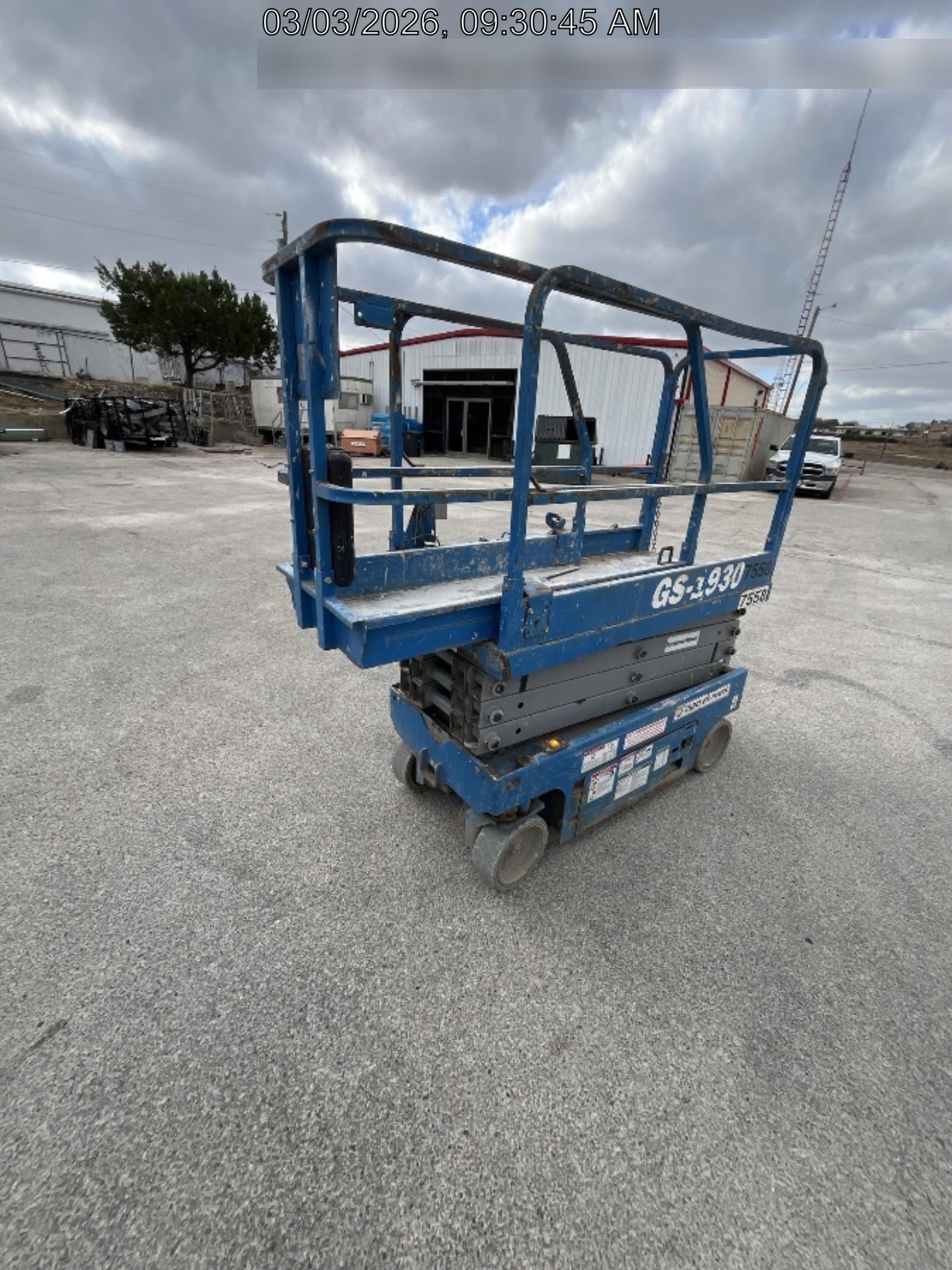 2017 Genie GS-1930 Genie GS-1930 Lift w/Fixed Rail and Chain Entry