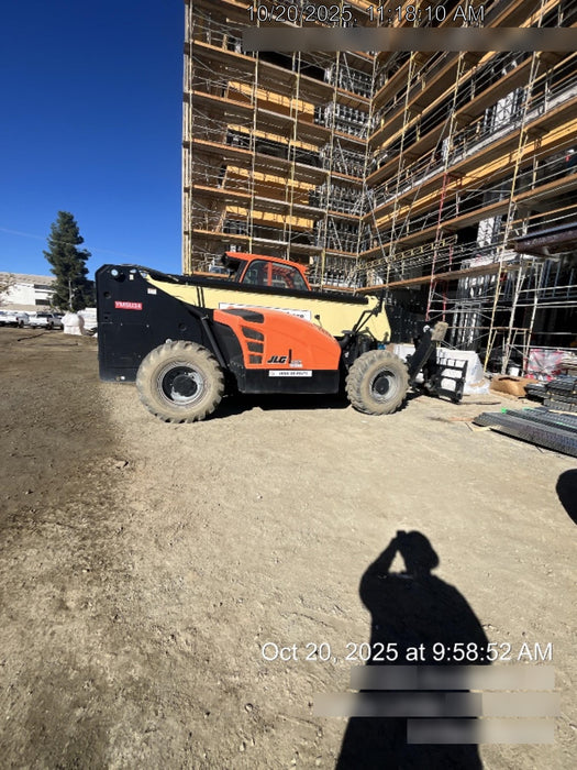 2022 JLG 1075