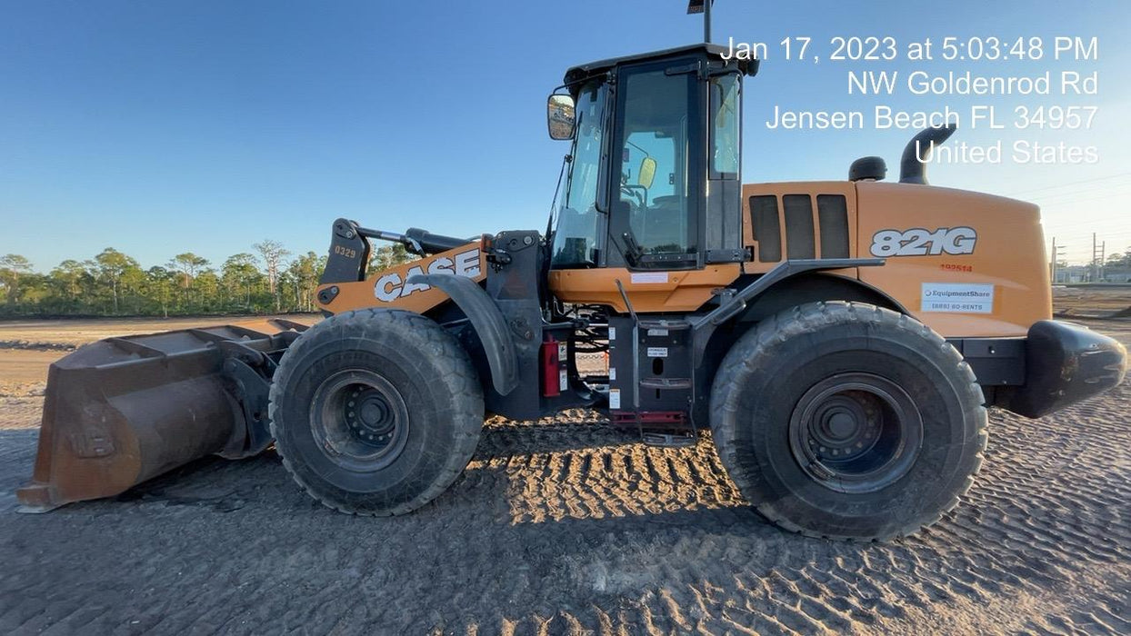 2017 Case 821G CLOSED CAB, JRB 418 STYLE HYD COUPLER