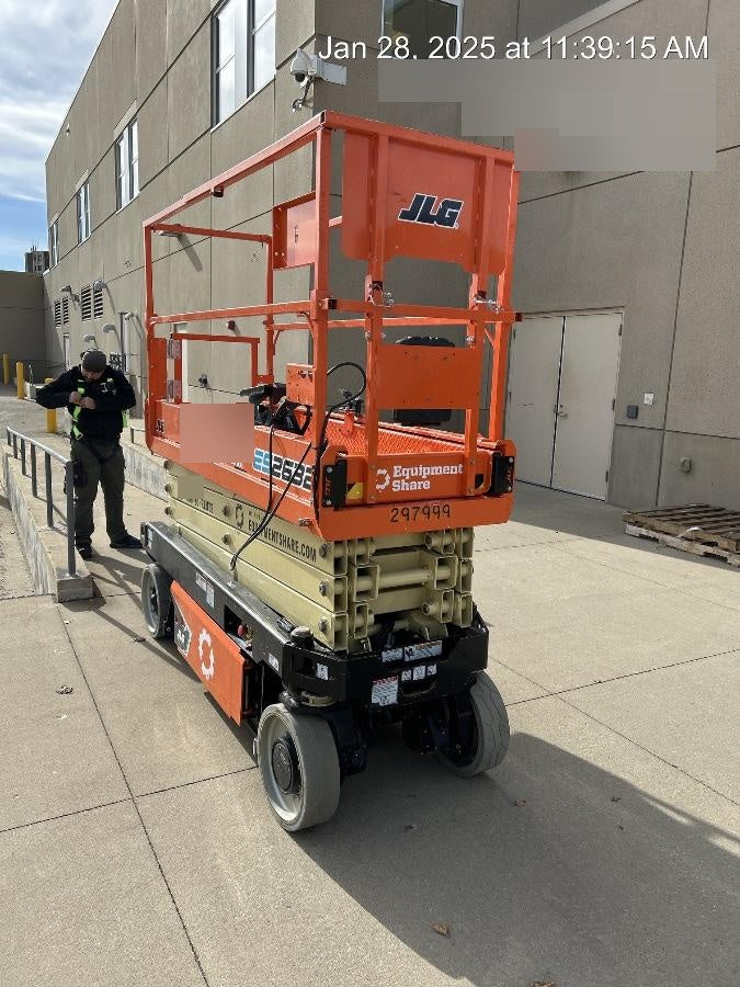 2023 JLG ES2632