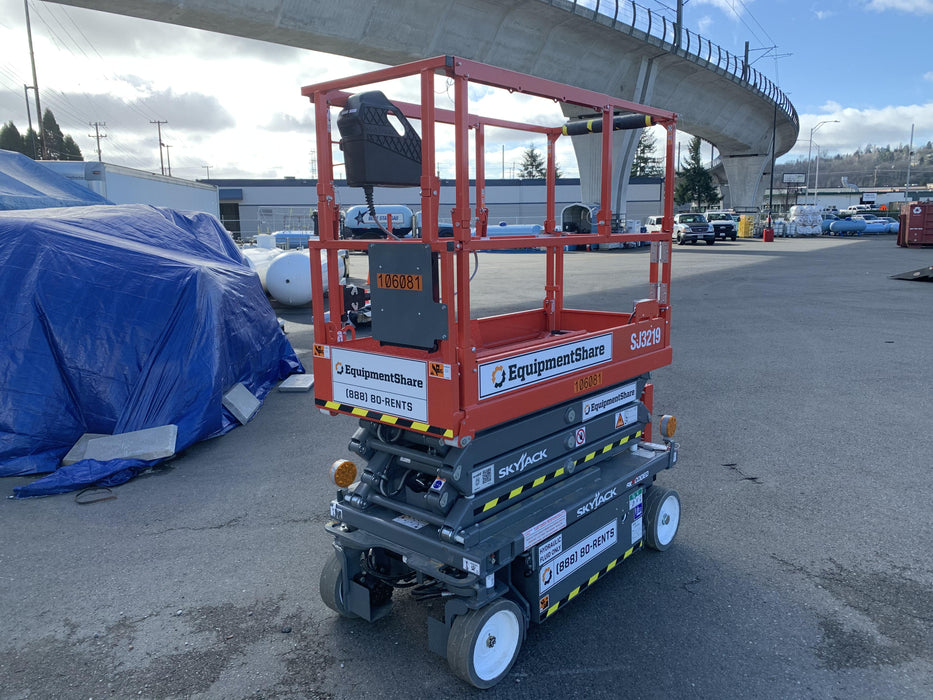 2020 Skyjack SJIII-3219 Solid NM Tires, Half height spring hinged entry gate, Dual Beacons, 800W Inverter