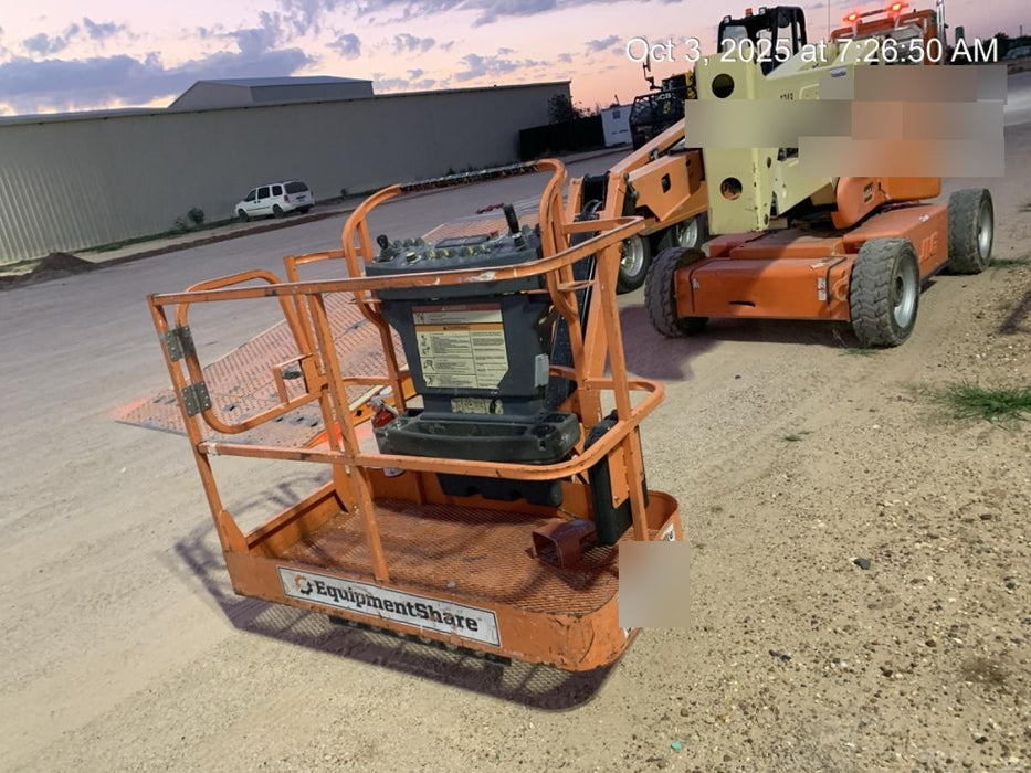 2012 JLG E450AJ