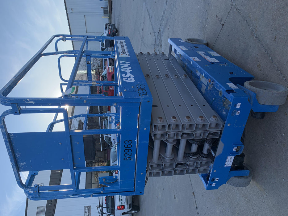 2019 Genie GS-4047 Folding rails with half height swing gate