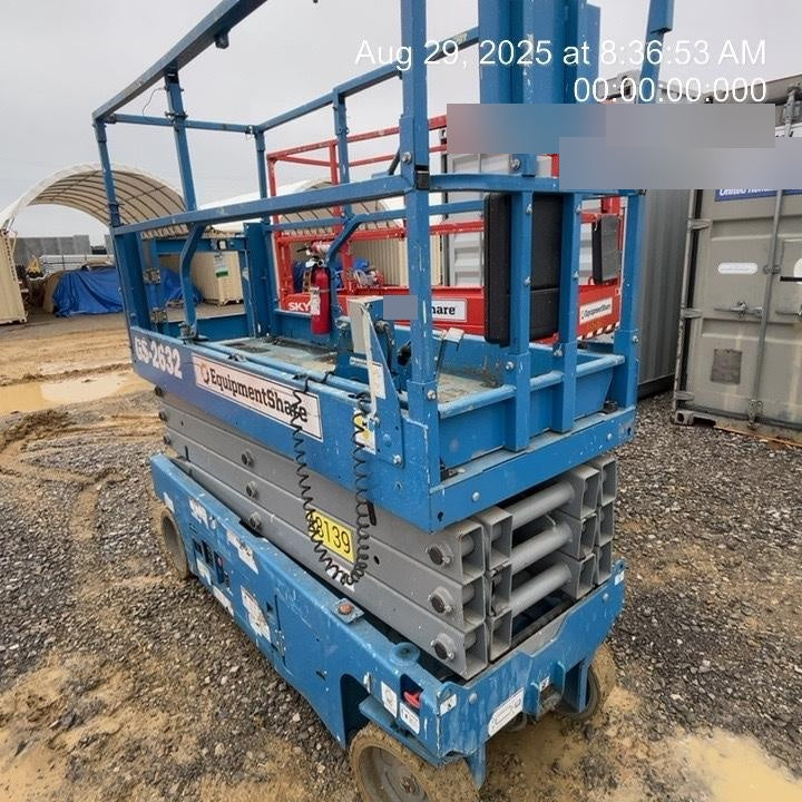 2019 Genie GS-2632 Folding rails with half height swing gate