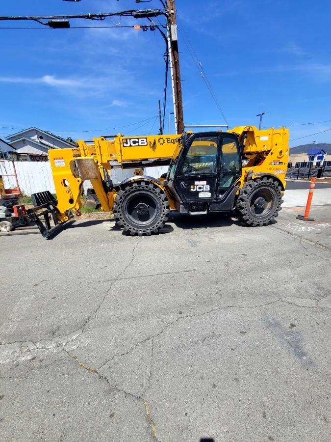 2021 JLG 1001100823
