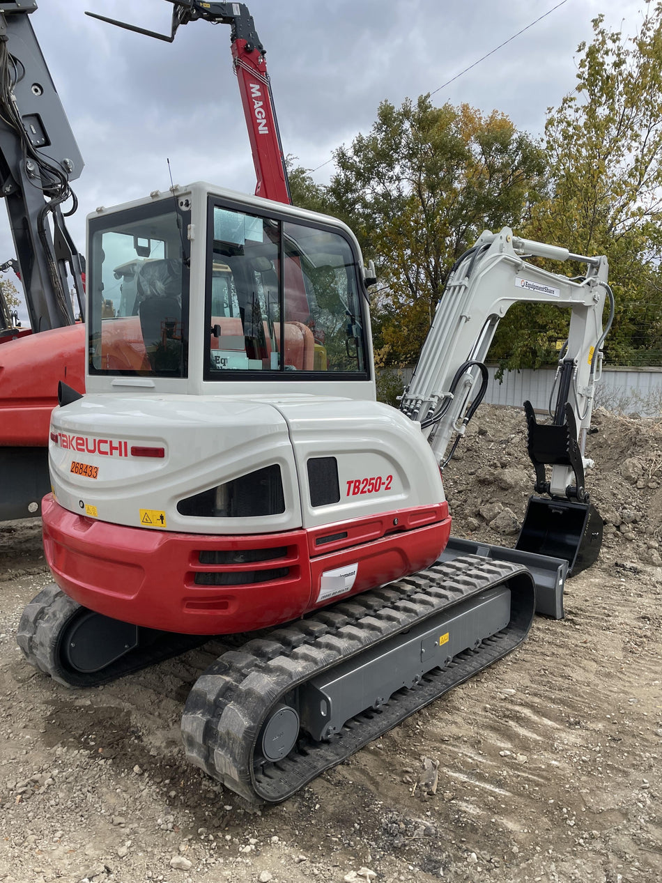2022 TAKEUCHI TB250-2CR