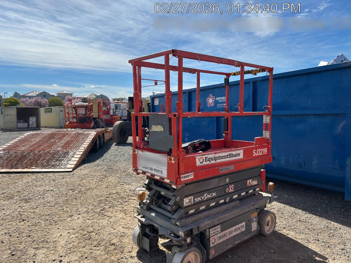 2020 Skyjack SJIII-3219 Solid NM Tires, Half height spring hinged entry gate, Dual Beacons, 800W Inverter