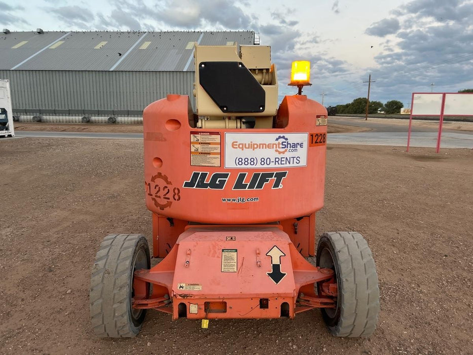 2016 JLG E450AJ