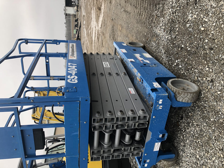 2019 Genie GS-4047 Folding rails with half height swing gate