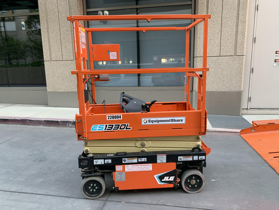 2022 JLG ES1330L