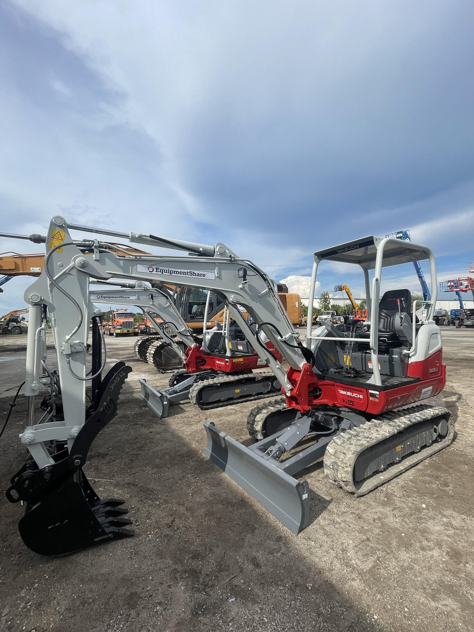 2022 TAKEUCHI TB235-2R