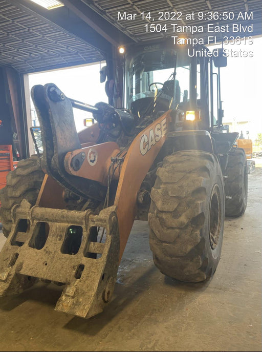 2017 Case 821G CLOSED CAB, JRB 418 STYLE HYD COUPLER