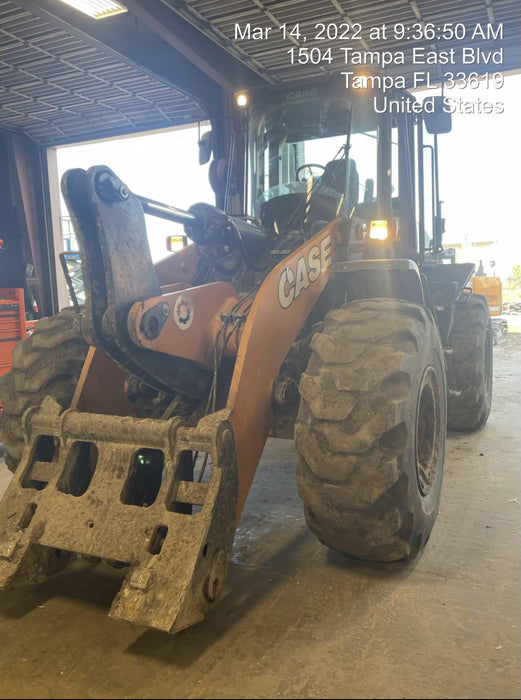 2017 Case 821G CLOSED CAB, JRB 418 STYLE HYD COUPLER