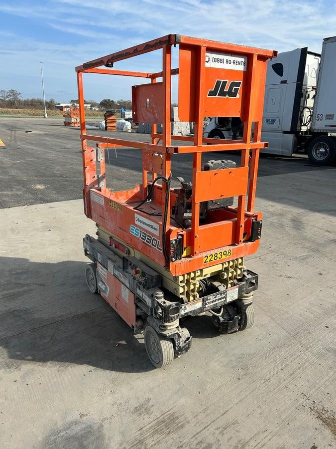 2022 JLG ES1330L