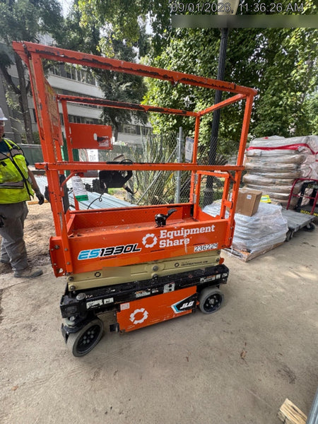 2021 JLG ES1330L