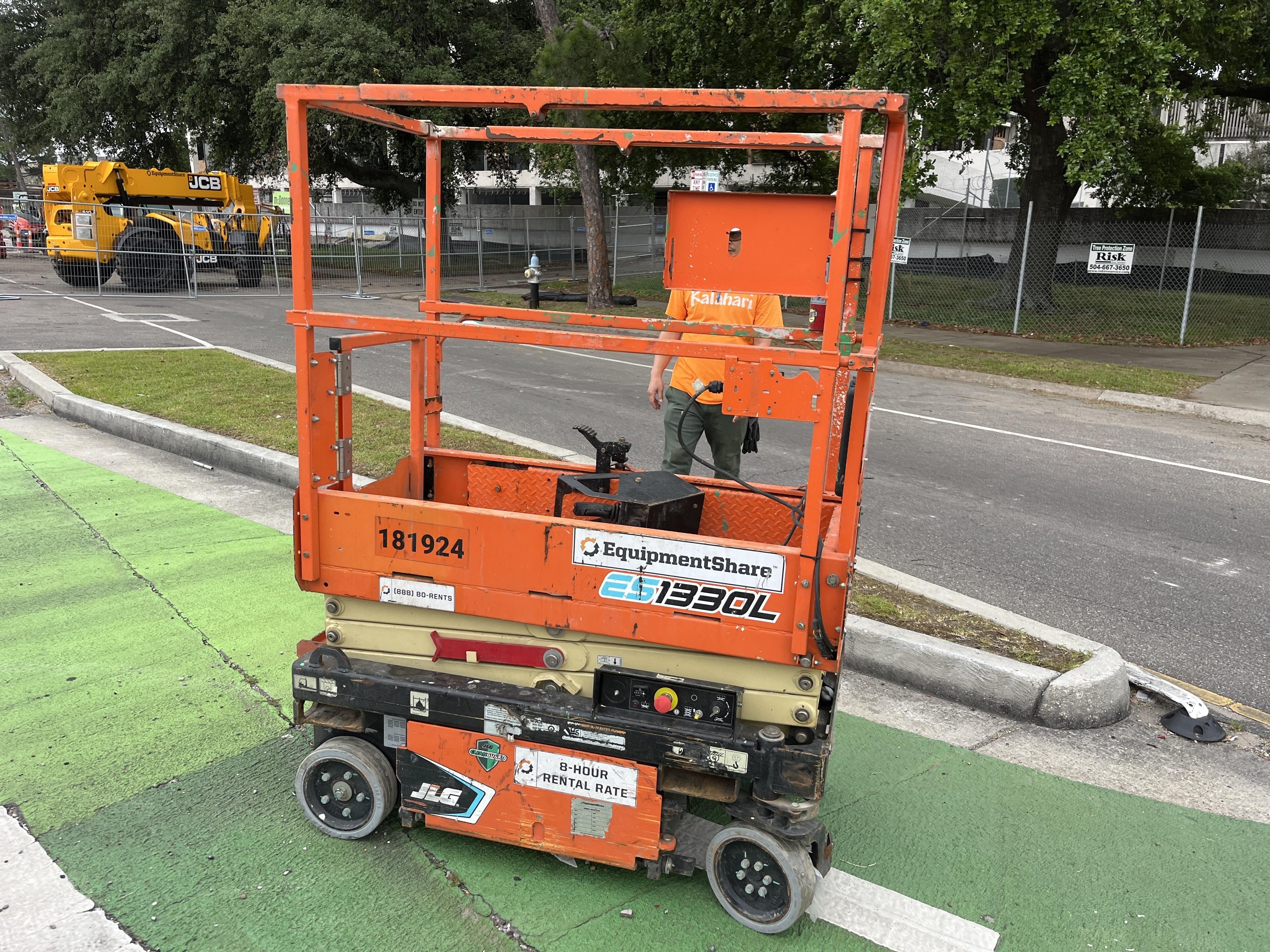 2021 JLG ES1330L