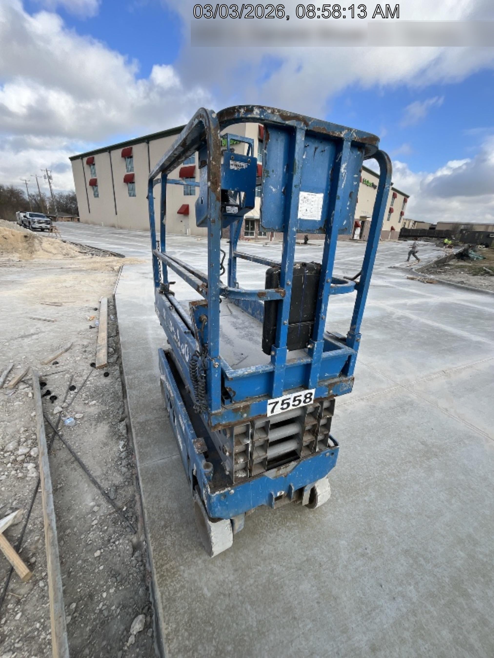 2017 Genie GS-1930 Genie GS-1930 Lift w/Fixed Rail and Chain Entry