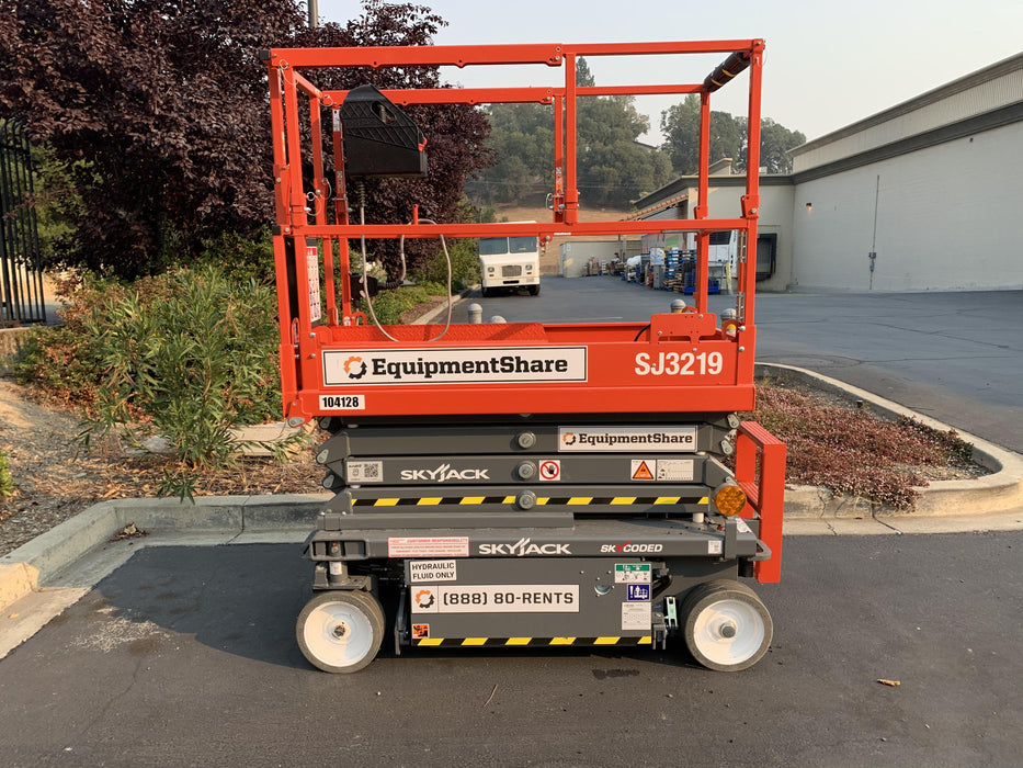 2020 Skyjack SJIII-3219 Solid NM Tires, Half height spring hinged entry gate, Dual Beacons, 800W Inverter