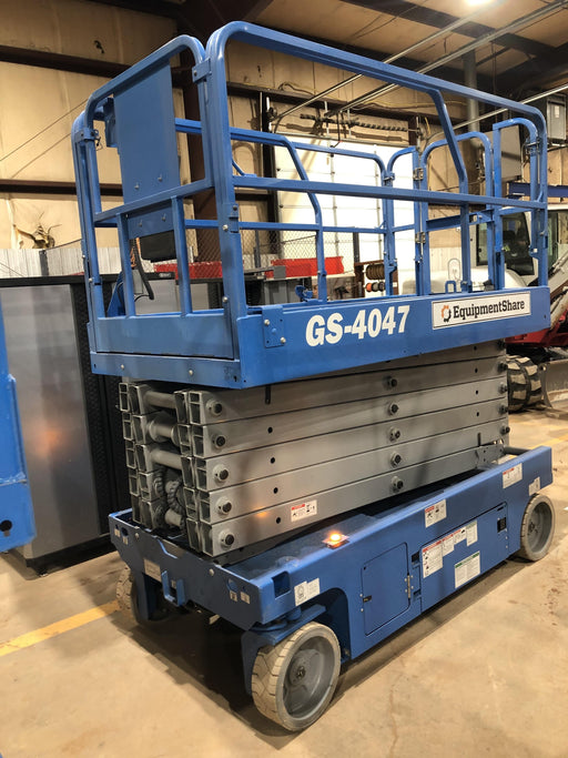 2019 Genie GS-4047 Folding rails with half height swing gate
