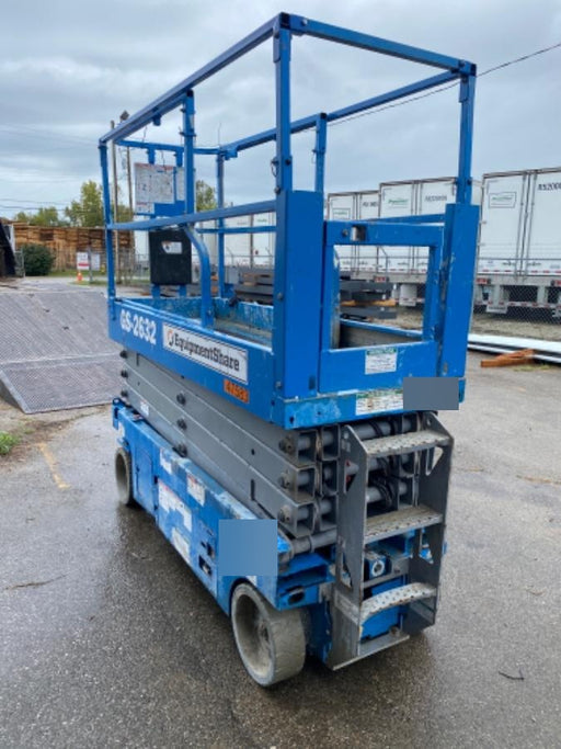 2019 Genie GS-2632 Folding rails with half height swing gate