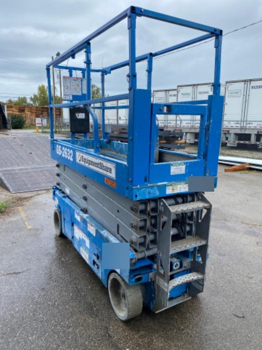 2019 Genie GS-2632 Folding rails with half height swing gate