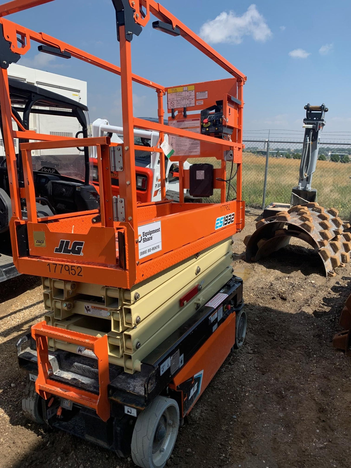 2021 JLG ES1932