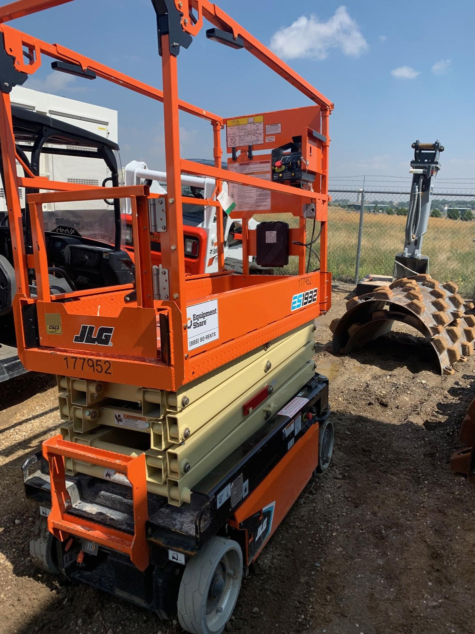 2021 JLG ES1932