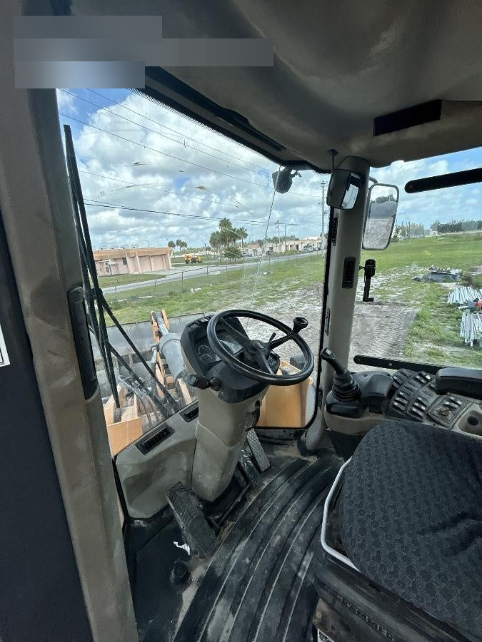 2016 Case 821F CLOSED CAB, JRB 418 STYLE HYD COUPLER
