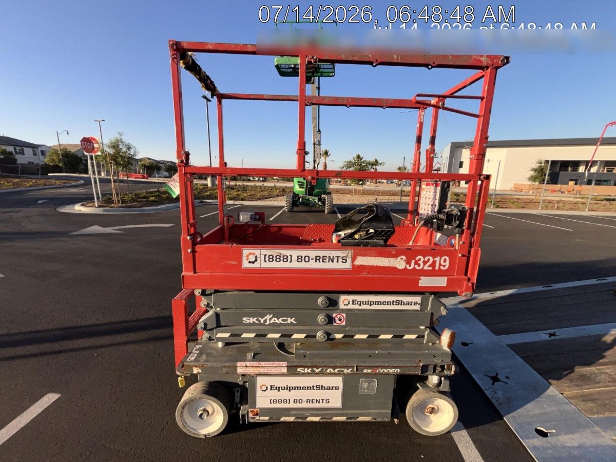 2020 Skyjack SJIII-3219 Solid NM Tires, Half height spring hinged entry gate, Dual Beacons, 800W Inverter