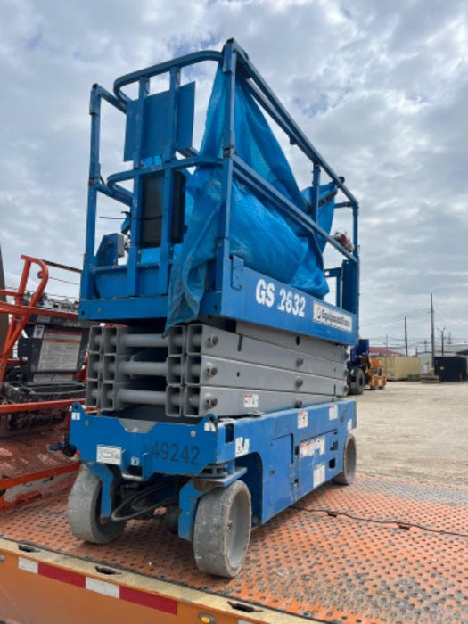 2019 Genie GS-2632 Folding rails with half height swing gate