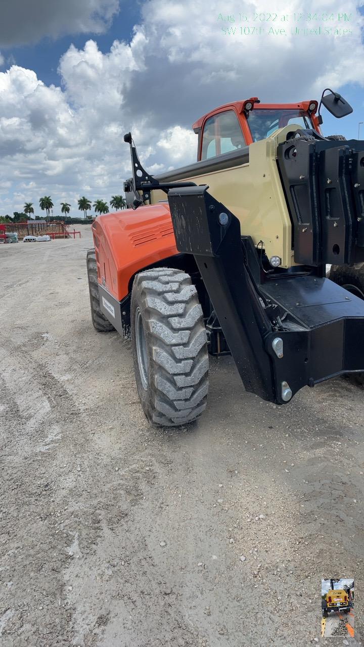 2022 JLG 1075